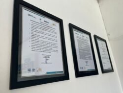 PLN Icon Plus SBU Regional Bali dan Nusa Tenggara Sebar Pajangan Kebijakan Khusus SMK3, SMK3L, dan UU RI Tentang Keselamatan Kerja di Setiap Gedung