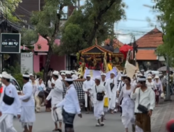 Prosesi Melasti di Pantai Petitenget Berlangsung Khidmat dengan Iringan Sederhana